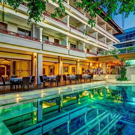 Kuta One Party Hotel Exteriör bild