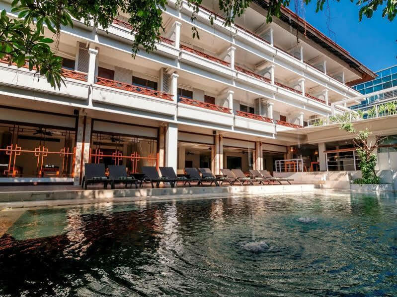 Kuta One Party Hotel Exteriör bild